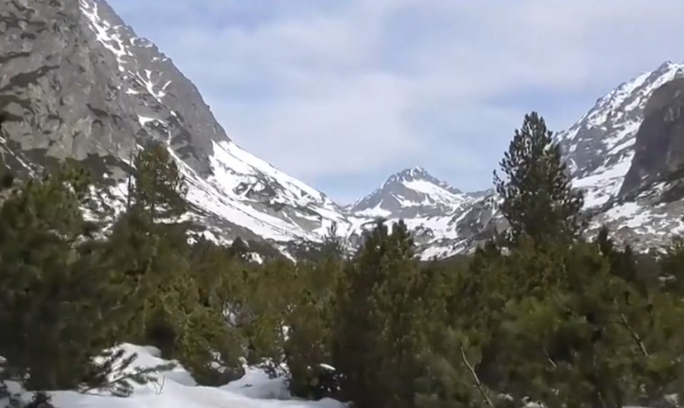 Posledný víkend pred jarnou uzáverou v Tatrách prial turistom aj skialpinistom