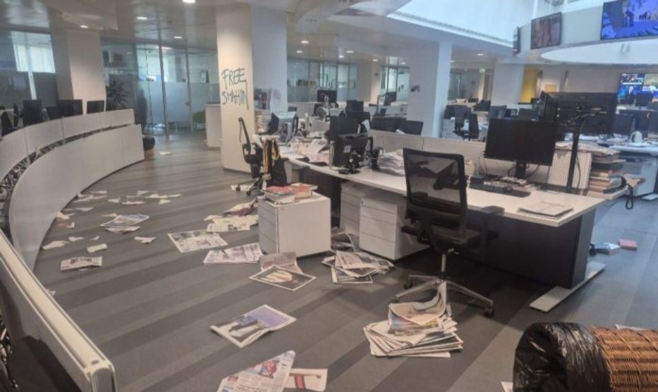 Propalestínski demonštranti vtrhli do redakcie. Reakcia z OSN pobúrila aj premiérku