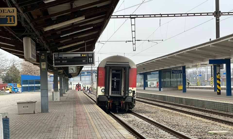 Na železničnej stanici v Košiciach sa vykoľajil vlak. Trať je čiastočne zničená