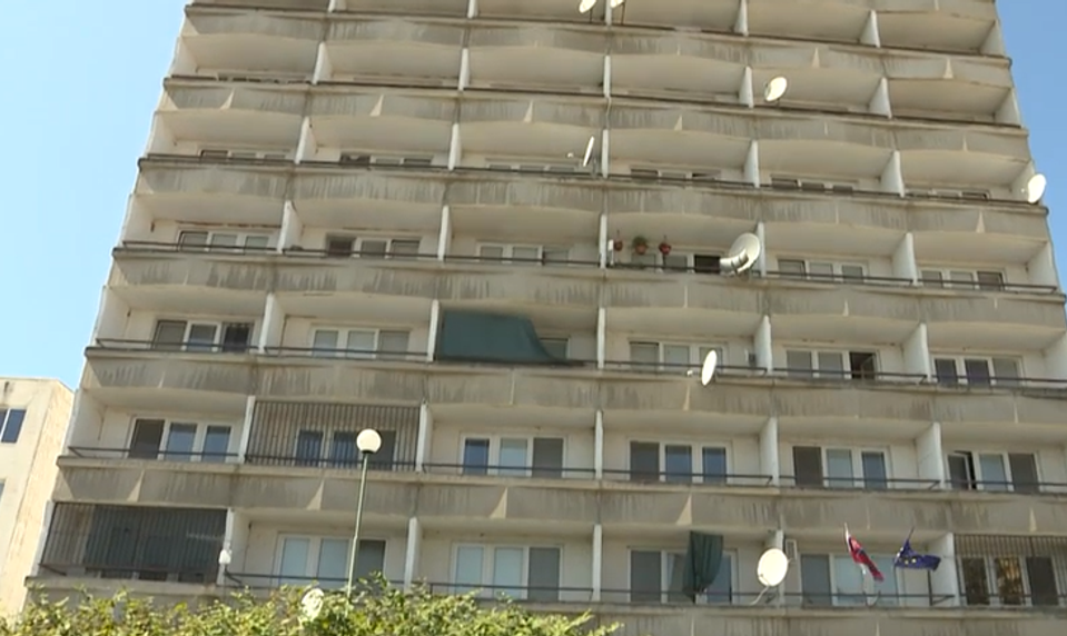 Policajná ubytovňa bola bez teplej vody: Zohrievali ju v kanvici a zmývali sa kýbľami