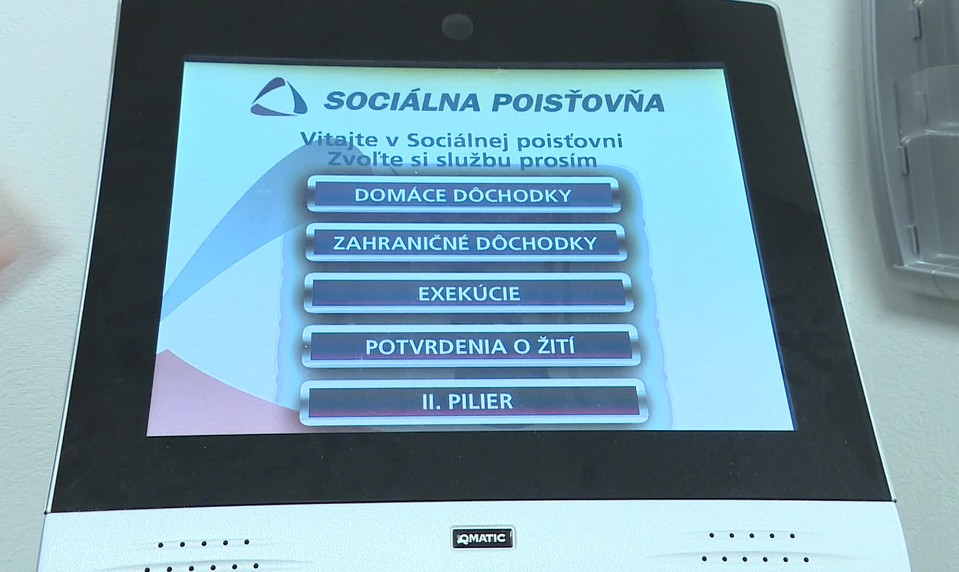 Byrokracia pri dôchodkoch: Diplom nestačí, poisťovňa žiada doklad o ukončení základnej školy