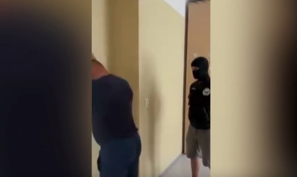 Dvaja policajti mali cudzincom vybavovať vodičské preukazy bez skúšok