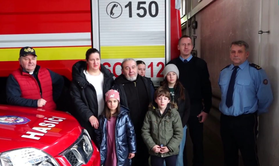 Popradskí hasiči venovali peniaze ťažko skúšaným rodičom so šiestimi deťmi