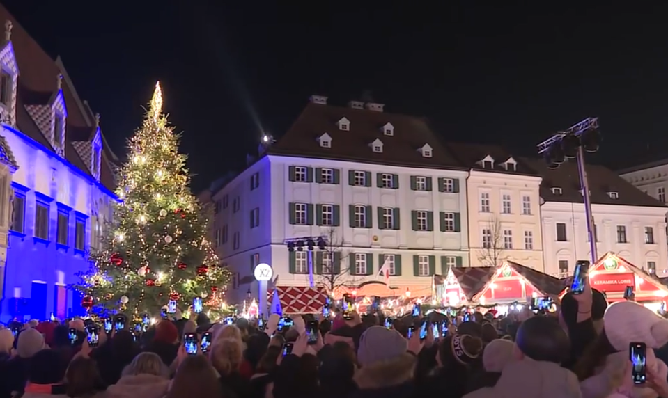 Bratislava otvorila vianočné trhy rozsvietením stromčeka. Tradičné pochutiny však zdraželi