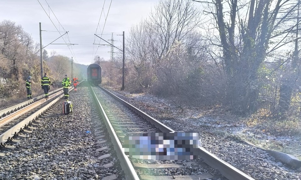 Muž podľahol zraneniam po zrážke s vlakom. Doprava je v úseku zastavená