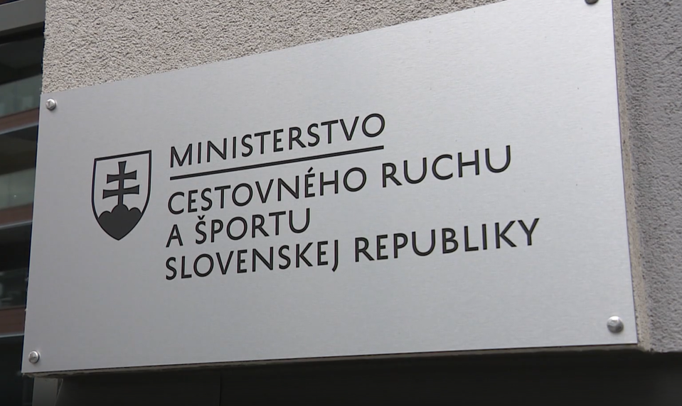 Spor o 10 miliónov pre slovenský futbal pokračuje. Peniaze zostávajú stopnuté