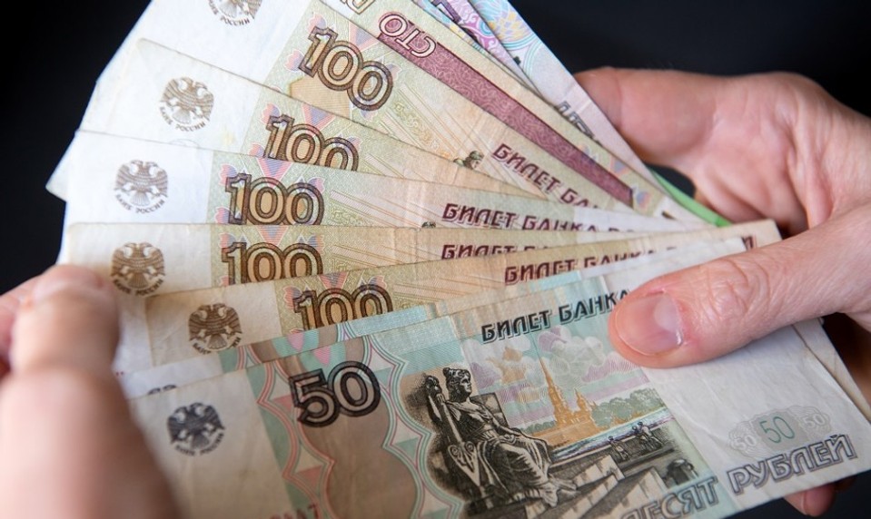 Firma poslala robotníkovi výplaty jeho 34 kolegov. Peniaze odmieta vrátiť