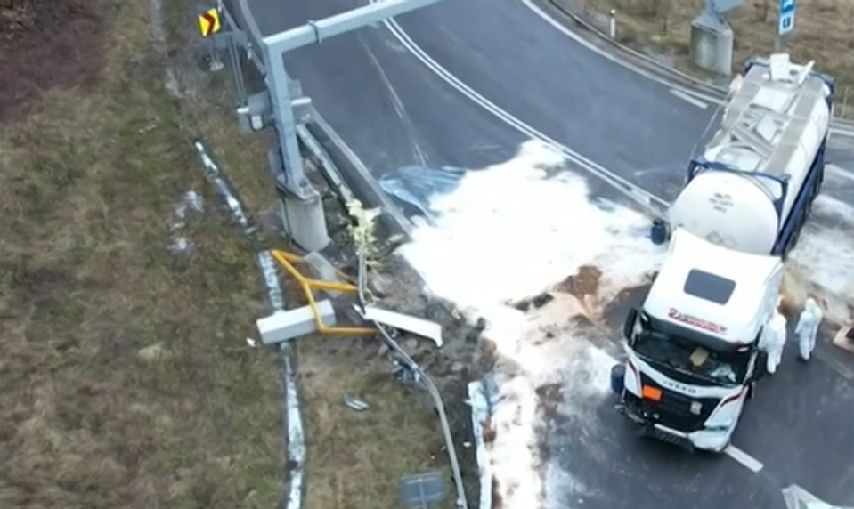 Pri nehode cisterny na Kysuciach unikli do pôdy tony formaldehydu