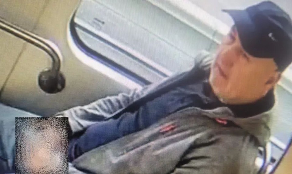 Polícia pátra po mužovi z električky. Uspokojoval sa pred maloletým dievčaťom