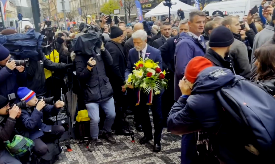 Po celom Česku si ľudia pripomenuli 17. november. Politici čelili ováciám aj piskotu