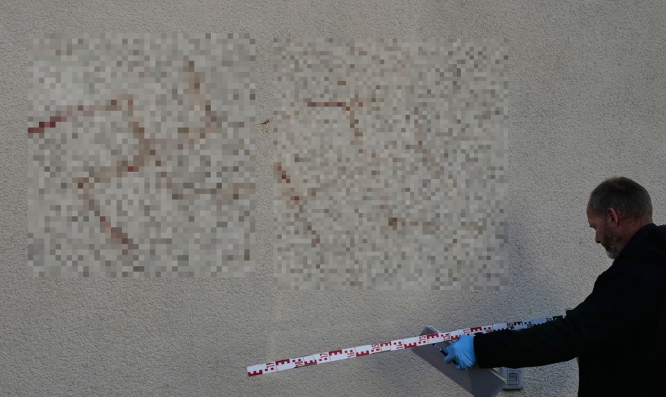 Páchateľ zanechal po nemeckých uliciach krvavé odkazy. Na autá a domy pomaľoval hákové kríže