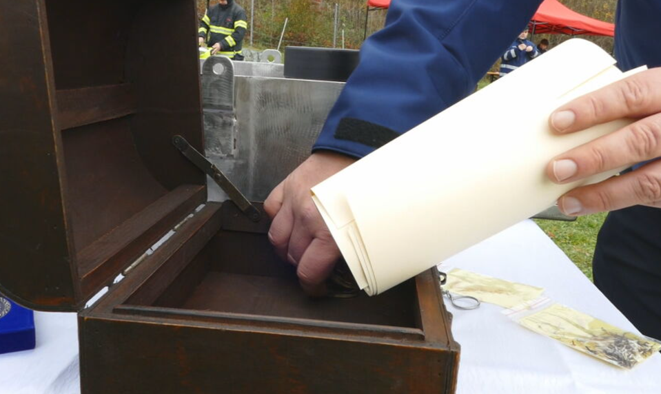 Hasiči zanechali budúcim generáciám odkaz. Schránka zostane zatvorená 45 rokov