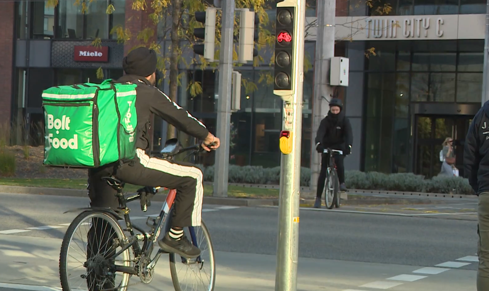 Šesťkilometrový limit na chodníkoch: Polícia ubezpečuje, že peších kontrolovať nebude