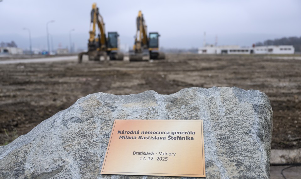 Slovensko dostane modernú univerzitnú nemocnicu. Ministri poklepali základný kameň