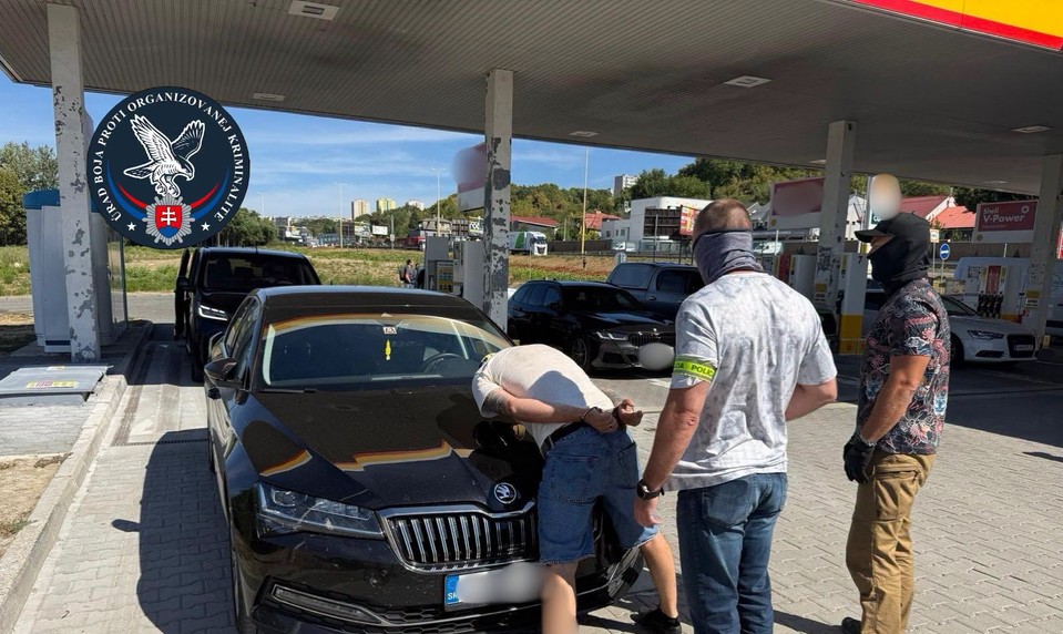 Zadržali cudzinca, ktorý mal na objednávku pripravovať útok na závod