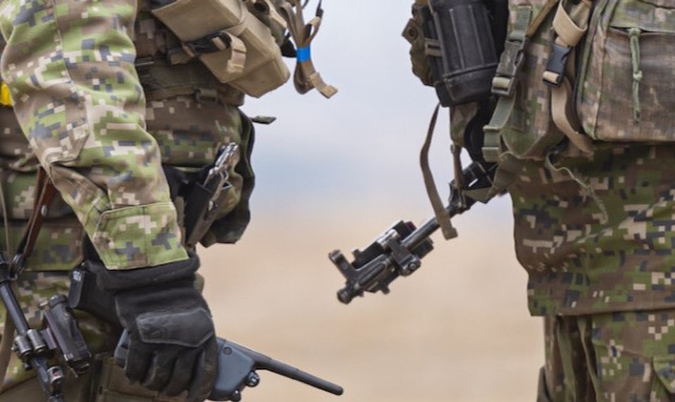 Slovensko zvažuje zavedenie stavu ohrozenia. Armáda by mohla zasiahnuť aj v čase mieru