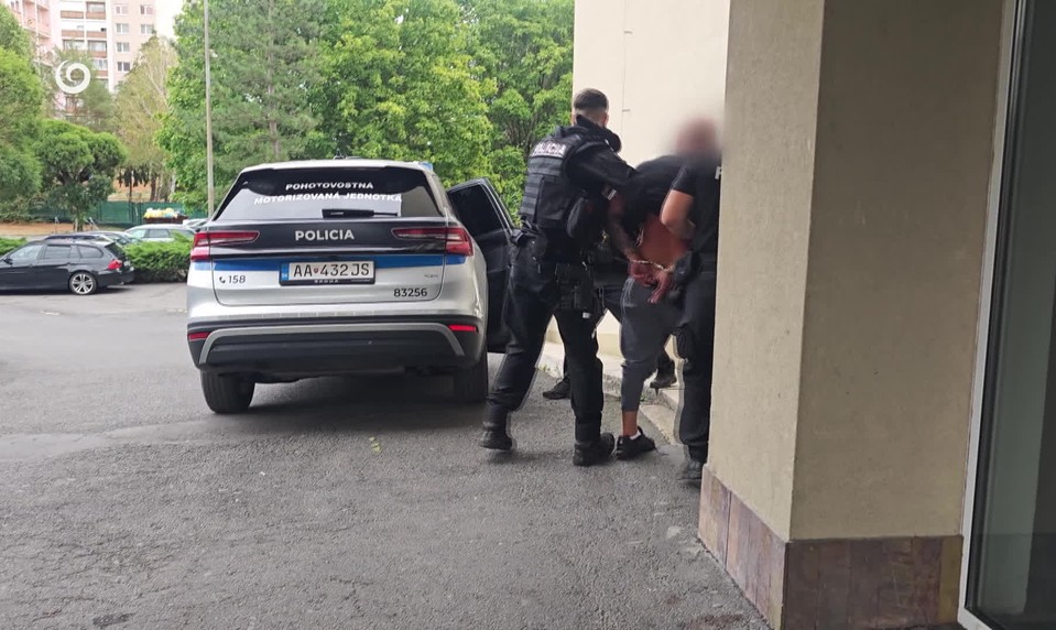 Policajti v Lučenci zadržali Slováka, na ktorého bol vydaný medzinárodný zatykač