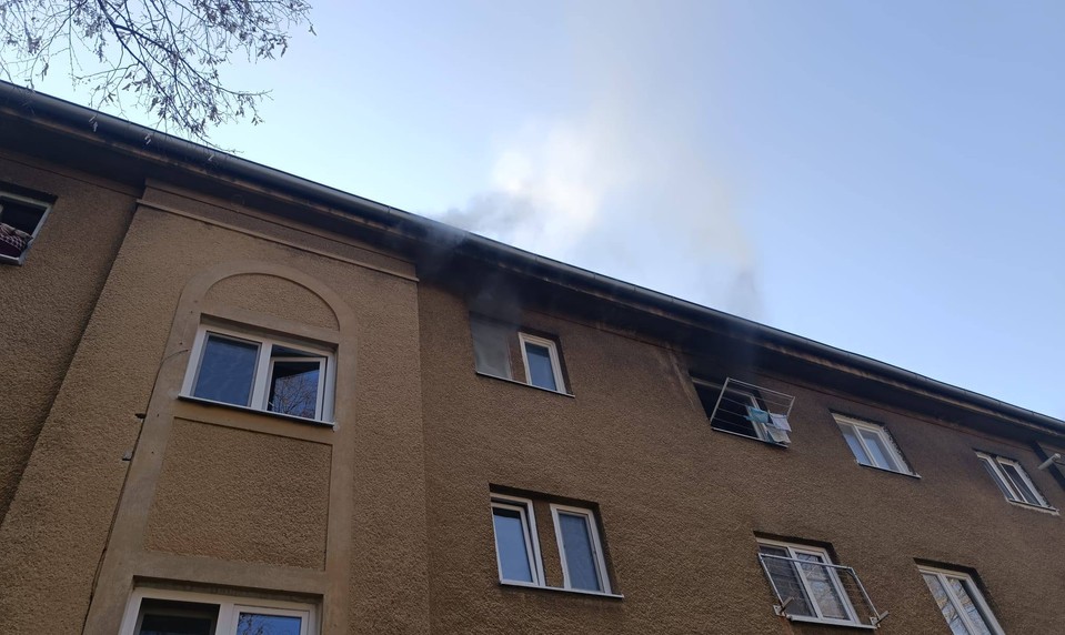 Požiar bytu v Topoľčanoch si vyžiadal dve zranené osoby