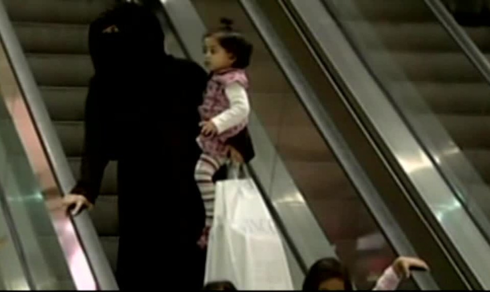 V Saudskej Arábii zatkli ženu pre minisukňu. Mnohí ju dokonca prekliali