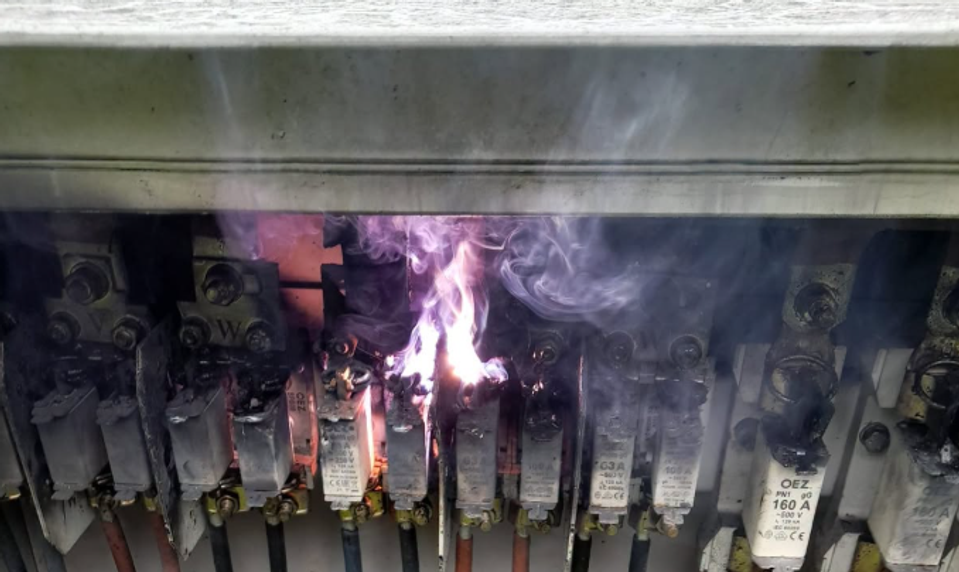 Bizarná príčina požiaru: Požiar elektrického rozvádzača spôsobil slimák