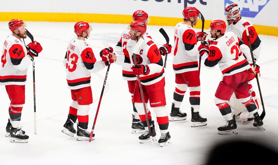 Carolina postúpila cez Ottawu, Penguins vykresali nádej