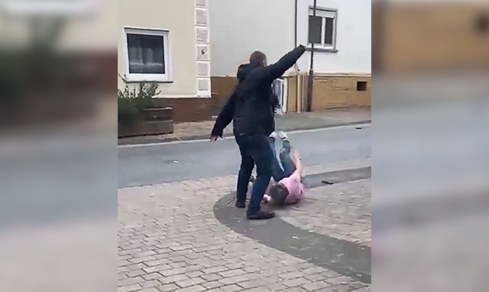Manžel zaútočil na ženu nožom v pekárni. Zákazníci ju bránili lopatami aj valčekom na cesto