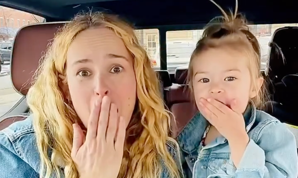 Známa dcéra hviezdnych rodičov čelí hejtom! Dojčí 3-ročnú dcérku a nemieni to skrývať!