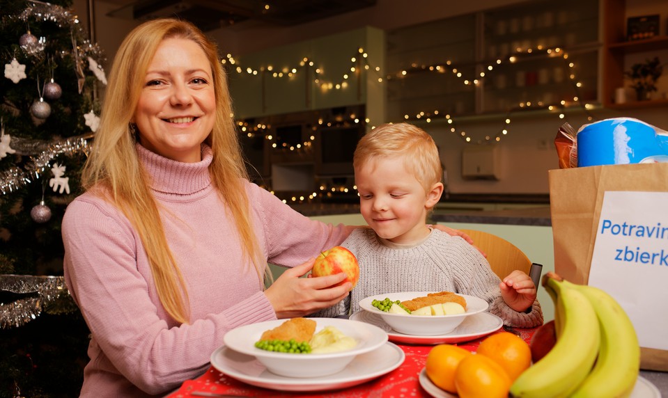 Tesco už 13 rokov spája Slovensko na pomoc ľuďom v núdzi. Najväčšia potravinová zbierka štartuje 20. novembra
