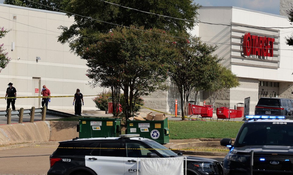 Tragédia pred supermarketom: Strelec zabil troch ľudí, potom utiekol v ukradnutom aute