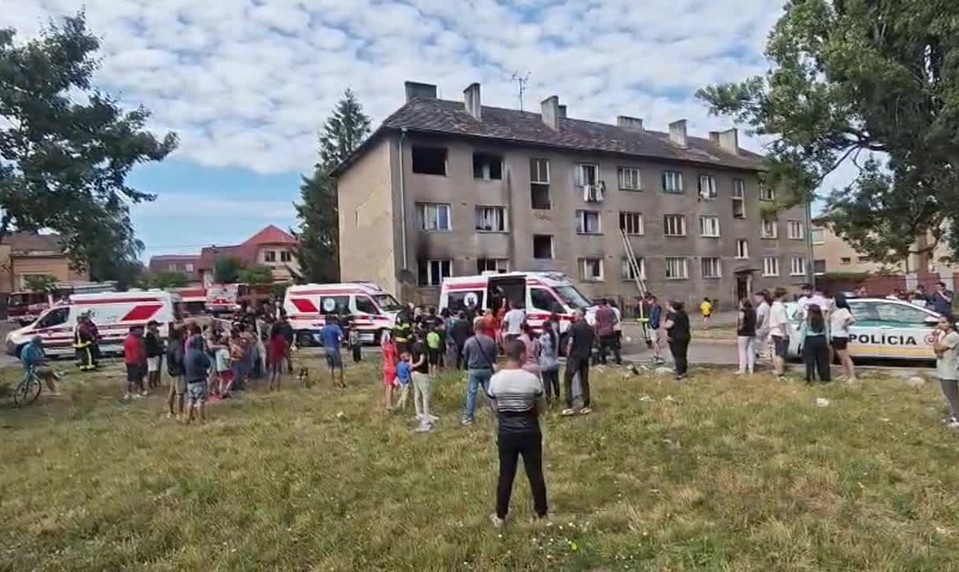 Požiar bytu vo Fiľakove. Zadymené boli spoločné priestory bytového domu