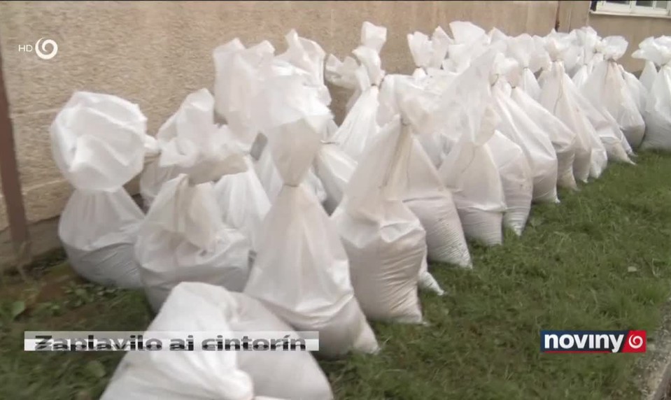 Zaplavilo aj cintorín