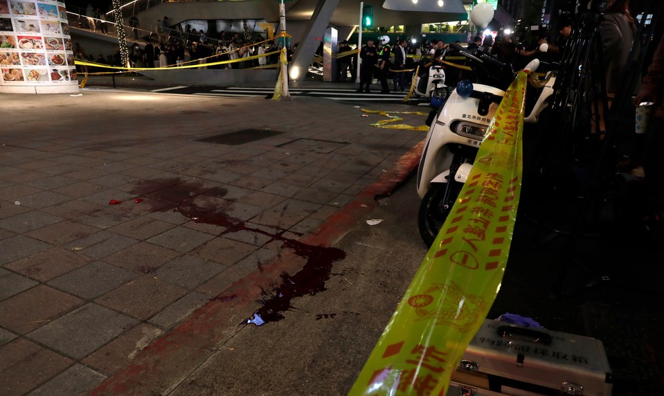 Muž v centre mesta smrteľne dobodal 3 ľudí. Predtým odpálil dymové bomby