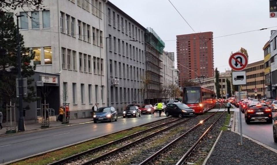 Na Račianskej ulici v Bratislave došlo k nehode, premávka električiek je prerušená
