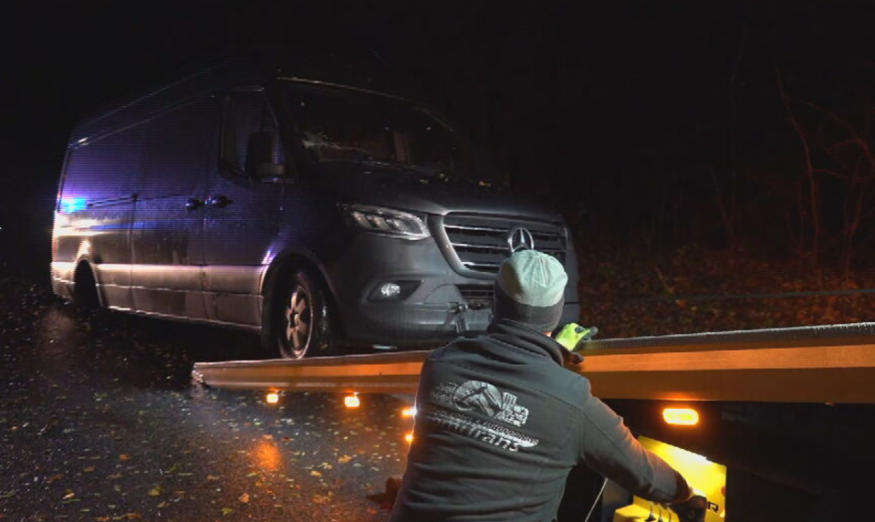 Oslepujúce svetlá a spadnutý strom spôsobili hrozivú nehodu. Dodávka narazila do osobného auta