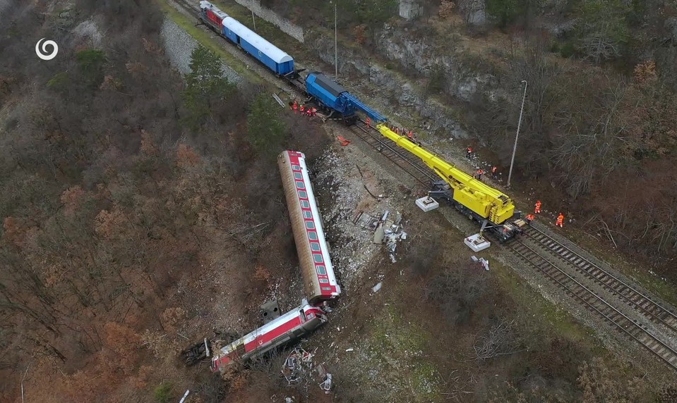 Vagón po zrážke rýchlikov visel nad roklinou mesiace. Vyťahovanie komplikoval terén