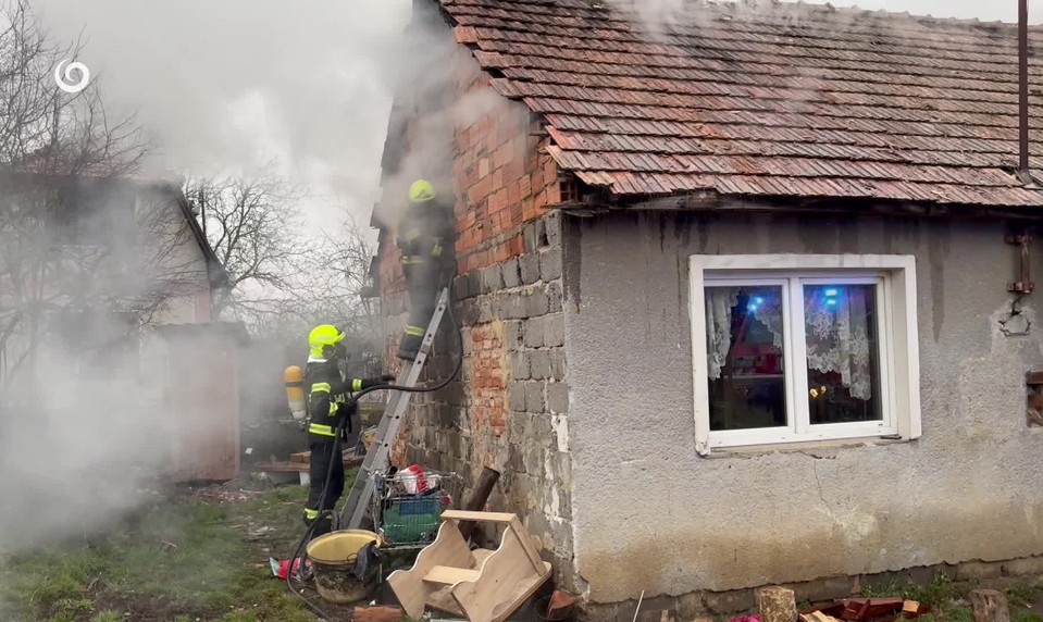 Požiar takmer pripravil päťčlennú rodinu o dom. Polícia preveruje úmyselné založenie
