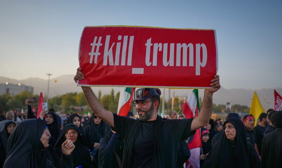 Irán sa rozlúčil s ajatolláhom Chameneím. Pohreb sprevádzali odkazy o pomste Trumpovi