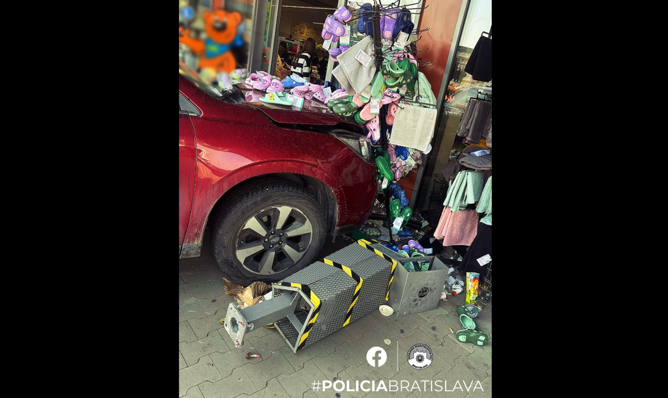 Auto skončilo vo výklade: 68-ročná vodička si mala pomýliť písmená na prevodovke