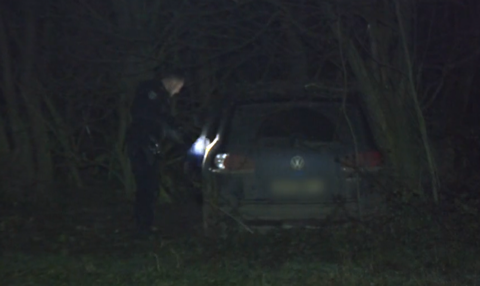 Policajná naháňačka sa skončila smrťou muža. Jeho partnerka chce poznať príčinu úmrtia