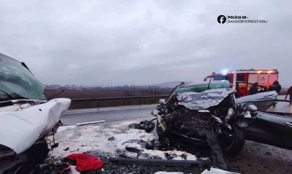 Smrteľná nehoda na R2: Čelná zrážka osobného auta a dodávky si vyžiadala jeden život