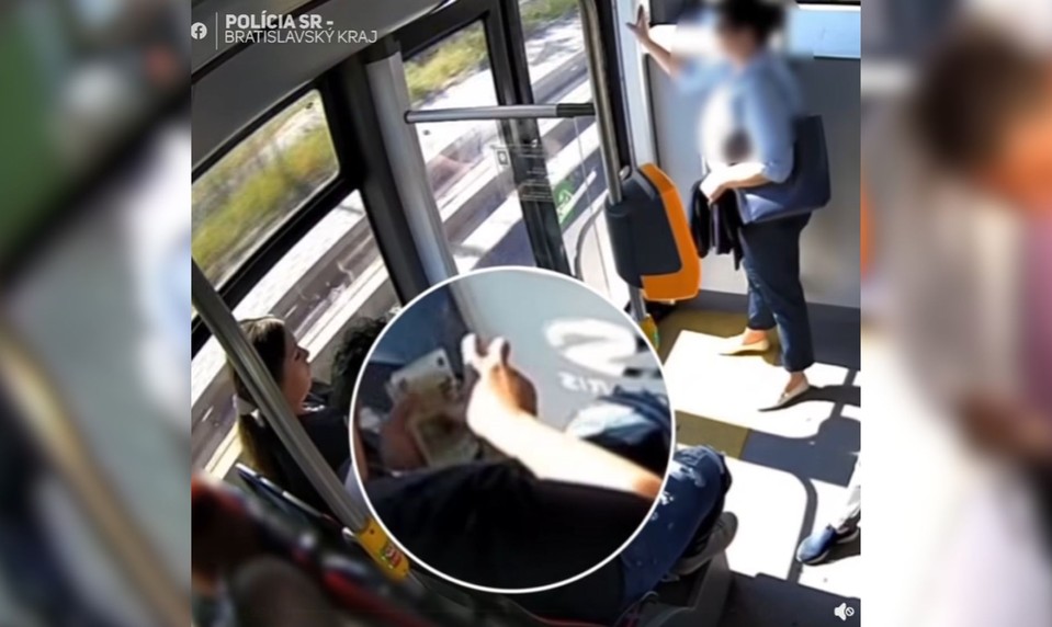 VIDEO: Z nákupného vozíka zmizla dizajnérska kabelka. Podozriví si v MHD rozdeľovali korisť