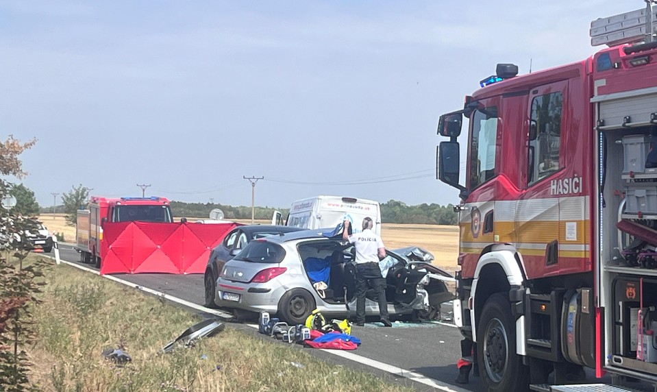 Vážna nehoda na juhu Slovenska: Zrazili sa tri autá, cesta je neprejazdná