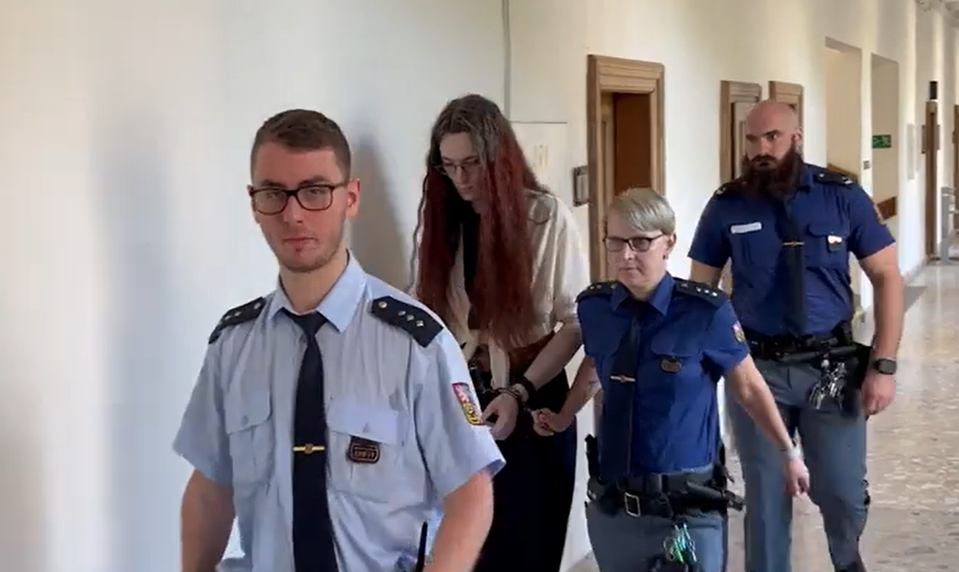 Žena bodla spolubývajúceho do krku. Tvrdí, že chcela zabrániť jeho samovražde