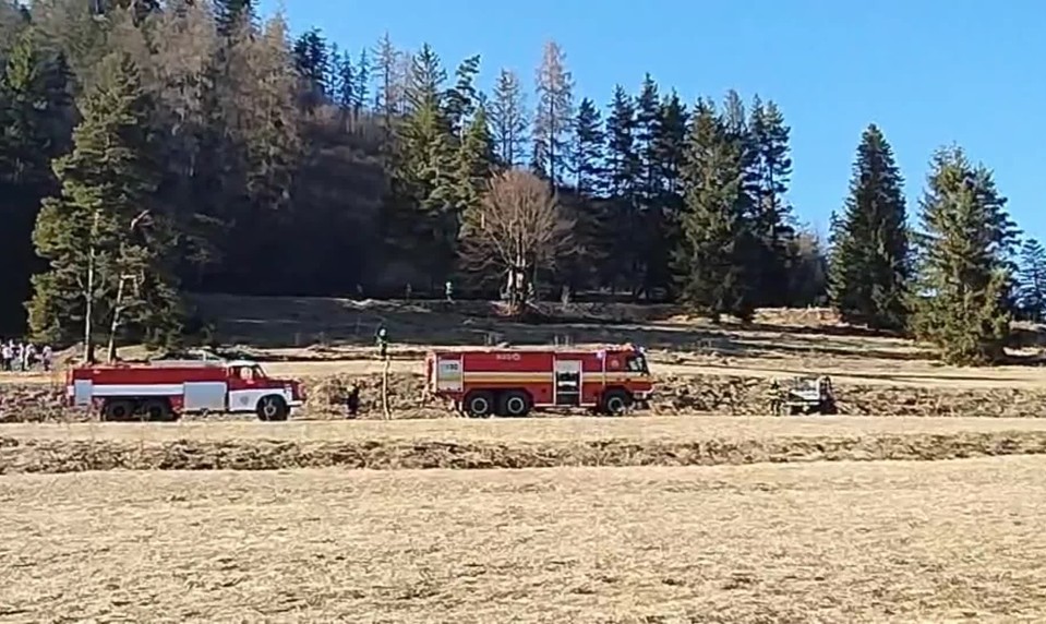 Les nad Vernárom zachvátil požiar. Na mieste zasahovali hasiči spolu s dobrovoľníkmi