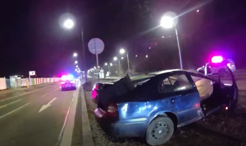 Nočná naháňačka Bratislavou skončila prevrátením auta na električkovej trati