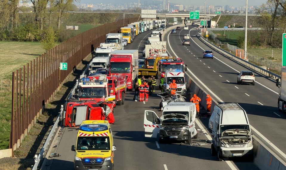 Tragická nehoda pri Šamoríne: Auto po zrážke s údržbármi skončilo na streche