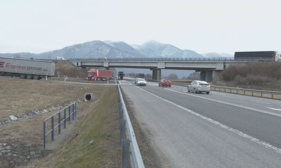 Muž po skoku z mosta dopadol na vozovku. Diaľnicu museli uzavrieť
