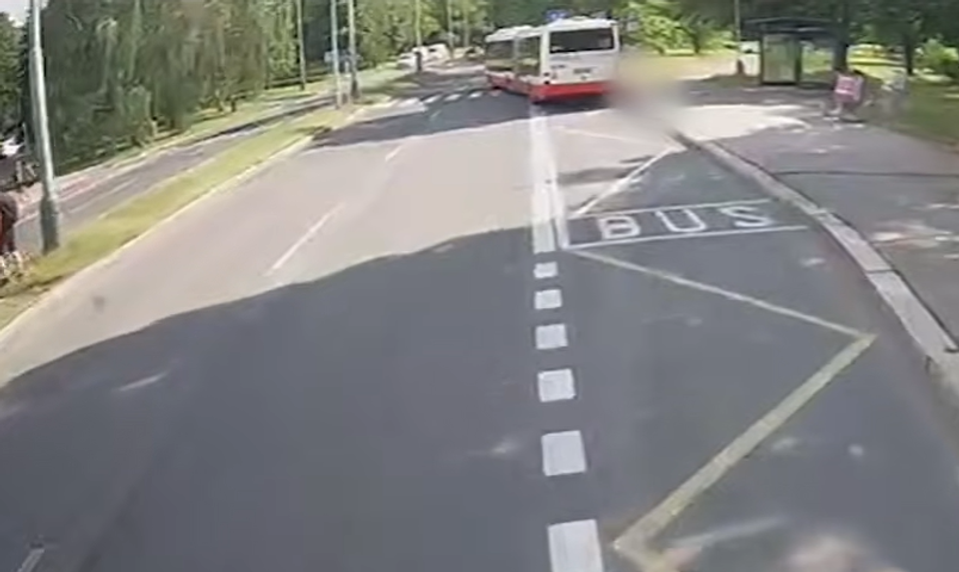 VIDEO: Seniorku zachytil autobus a vláčil ju po ceste. Polícia pátra po dôležitom svedkovi