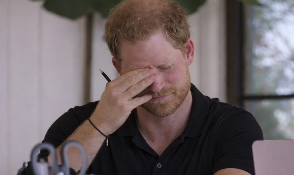 Princ Harry sa pred súdom rozplakal: Urobili jej zo života peklo!