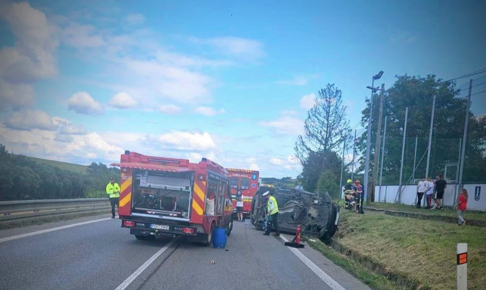 Nehoda pri Prešove uzavrela cestu I/18. Zranili sa traja ľudia vrátane dieťaťa